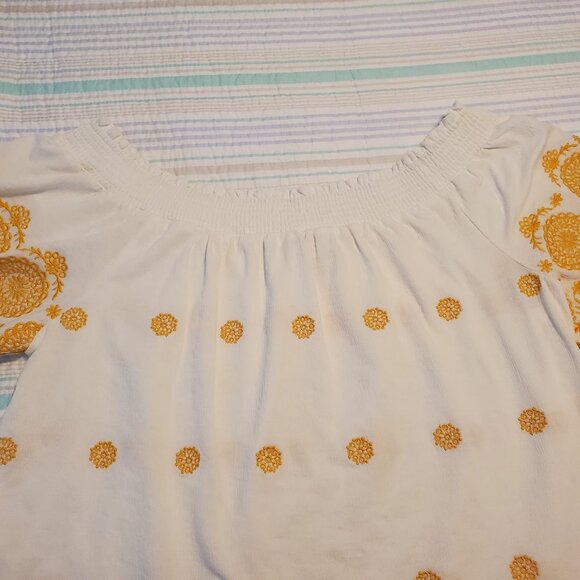 Skies are Blue Size Small White and Yellow/gold off the shoulder top - Picture 7 of 8